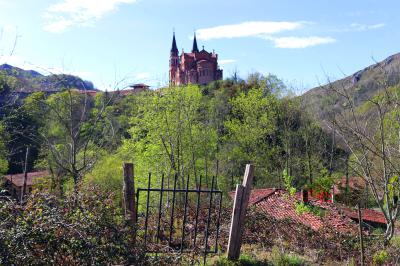 Panorámica de la Basílica de Covadonga en el descenso de los lagos