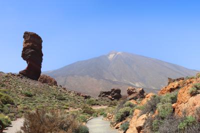 Roque Cinchado con el Teide de fondo