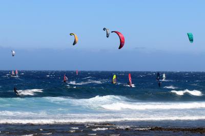 Practicando windsurf y kitesurf a favor del viento