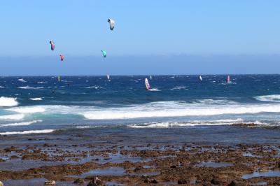 Practicando windsurf y kitesurf en la playa del Médano