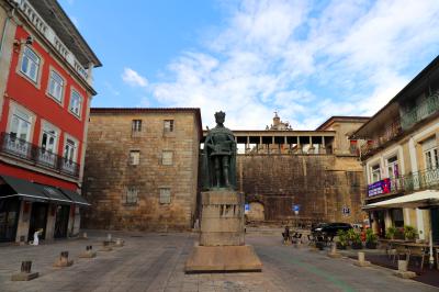 Plaza y estatua de Dom Duarte