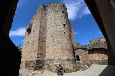 La estatua a Cervantes en el Castillo junto a la torre del homenaje
