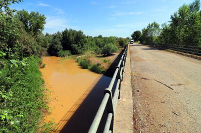 Rio Alcanadre, el puente nos separa del árido desierto