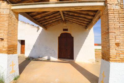 Portal de acceso a la ermita y puerta a la sacristía