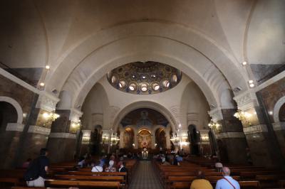 Interior del santuario de Lourdes