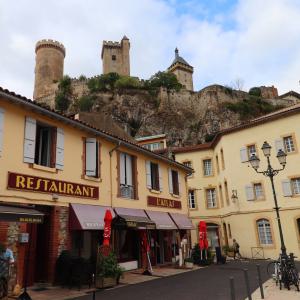 Plaza bajo el castillo en Foix