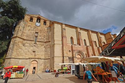 La Abadía de Foix y mercado en las inmediaciones