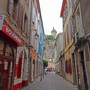 Calle con el castillo de Foix al fondo