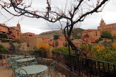 Panorámica de Albarracín desde una terraza de restaurante