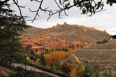 Panorámica de Albarracín con la muralla al fondo