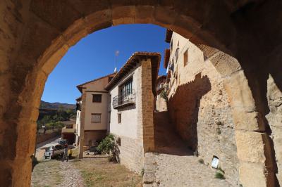Vista a la entrada a la villa del Portal del Estudio