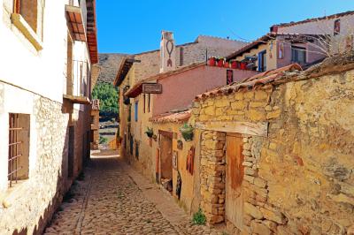 Preciosa calle en el casco histórico de Mirambel
