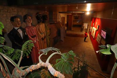 Exposición del patrimonio festivo en el hall del Ayuntamiento de Morella