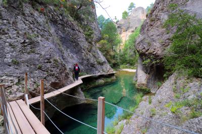 La pasarela transita sobre el cauce del río Matarraña