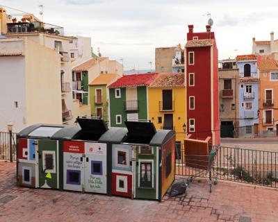 Mobiliario urbano al estilo casas de colores