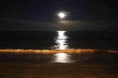 Noche de luna llena en el Mediterráneo