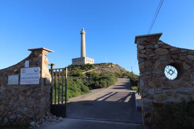 El faro del Cabo de Palos desde la entrada al recinto
