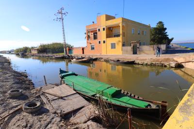 Canal junto al pueblo de El Palmar