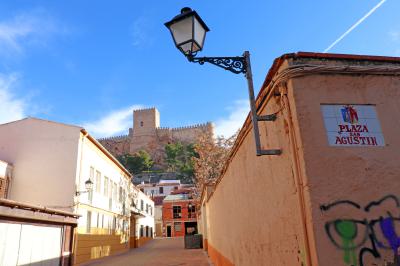 El castillo de Almansa desde la plaza San Agustín
