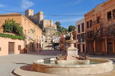 Calle desde la plaza de Plaza de Santa María al Castillo de Almansa