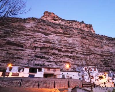 Casas excavadas en la roca de la montaña