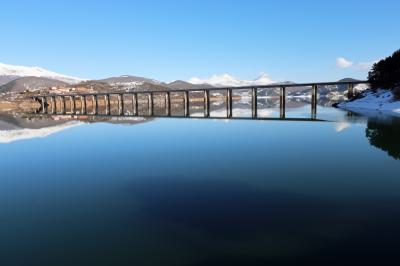 Espejo de agua del puente sobre el embalse