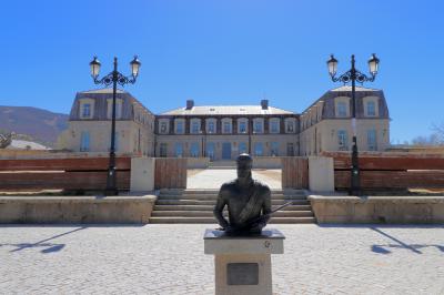 Busto del III Duque de Alba frente al Palacio de los Duques de Alba