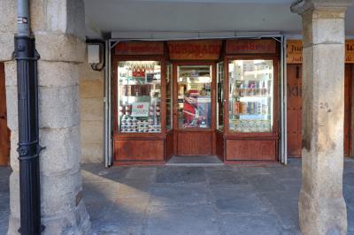 Tienda antiquísima de Ultramarinos en la plaza de España