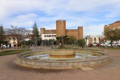 Fuente frente al castillo Parador de Zafra