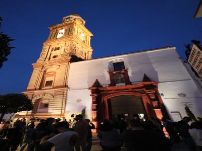 Procesión en Semana Santa entrando en la Iglesia de Santiago