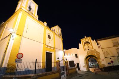 Iglesia de Nuestra Señora de los Dolores junto al bonito Arco de la Villa