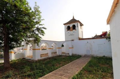 Villa Esperanza frente a la Escuela Oficial de Idiomas, otro antiguo edificio de la calle Santa María