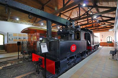 Antiguas locomotoras y vagones de pasajeros de madera