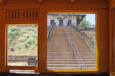 Panorámica de la estación y escaleras de descenso al andén desde el interior del tren