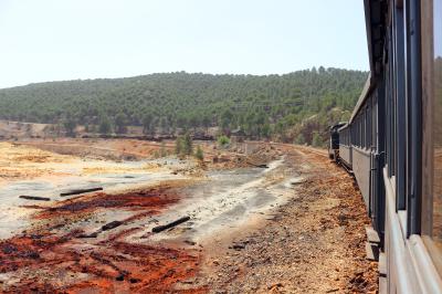 El tren avanzando por el paisaje minero