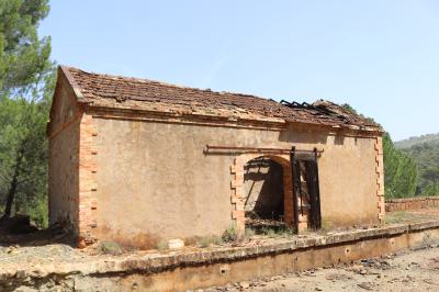 Edificio de uso ferroviario junto a las vías abandonado