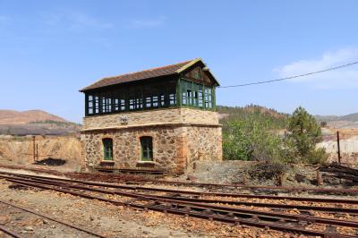 Edificio ferroviario junto a la estación de Zarandas aún en buen estado