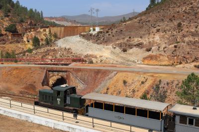 Paisaje del tren minero junto a la estación de Talleres Mina