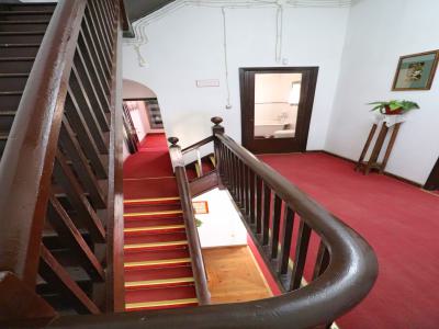 Escalera y pasillos de acceso entre plantas