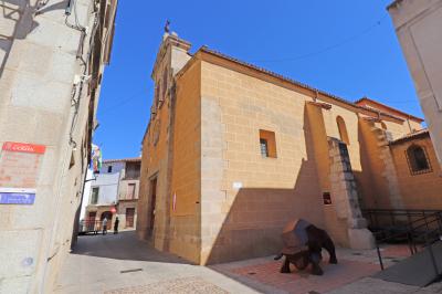 Iglesia de Santiago Apóstol y la estatua Homenaje al Toro