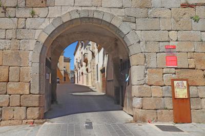 Puerta del Carmen en la muralla andalusí de Coria