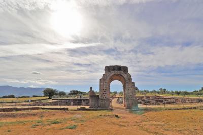 El Arco romano de Cáparra bajo el sol de Extremadura