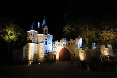 La puerta del Castillo de Josselin nocturno