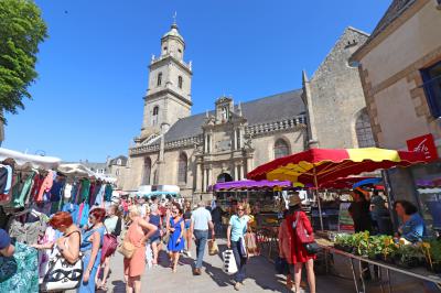 El mercado rodea la Église Saint-Gildas