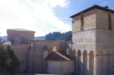 Fachadas del monasterio y la eermita de San Pelayo al fondo en lo alto