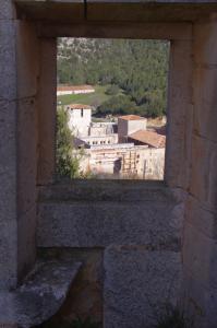 Vista de l monasterio desde una ventana de la ermita