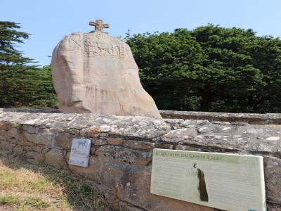 Placas explicativas sobre el menhir de Saint Uzec