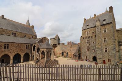 El patio de armas desde lo alto de la muralla del castillo