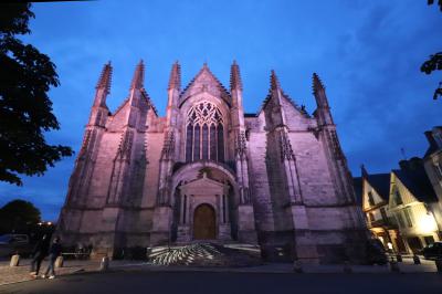 Fachada de Church of Notre Dame of Vitre con iliminación nocturna