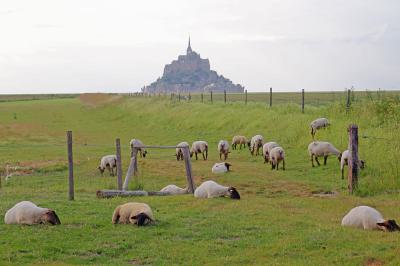 Panorámica de Saint Michel desde un campo de pasto